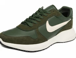 Dunkelgrüne Sneaker