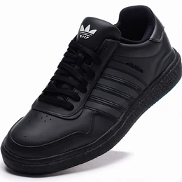 Schwarze Sneaker Low