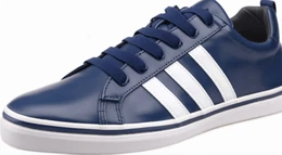 Hellblaue Sneaker