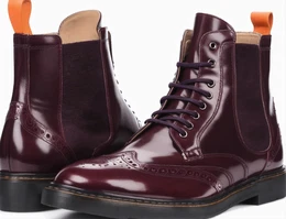 Rote klassische Stiefel