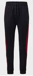 Schwarze weite Jogginghosen