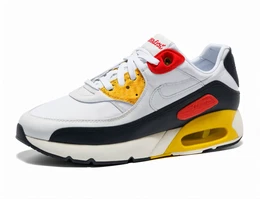 Goldene Sneaker