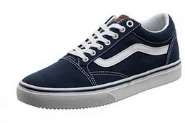 Dunkelblaue Sneaker