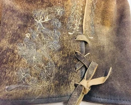 Trachtenlederhose Trachtenlederhose kurz, mit Grtel Bayernwappen, antikfarben braun Wildbock