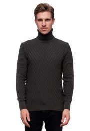 Rollkragenpullover in stilvollem Feinstrick