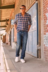 Wrangler Straight-Jeans Greensboro Thunder Blau/Dunkelblau