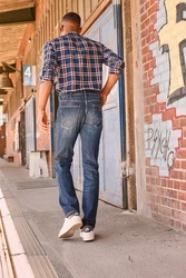 Wrangler Straight-Jeans Greensboro Thunder Blau/Dunkelblau