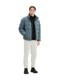 Steppjacke mit Kapuze im Kragen