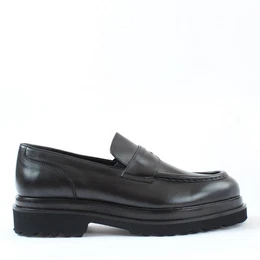 Celal Gltekin 395-2856 Loafer Elegante Slip-On-Loafer mit robustem Blockabsatz.