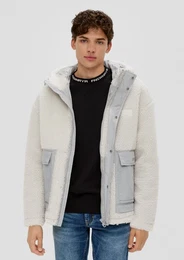 Allwetterjacke Jacke aus Teddyplsch Label-Patch
