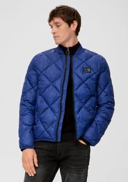Allwetterjacke Steppjacke mit Allover-Print Label-Patch