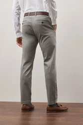 Next Weiche Slim Fit Chinohose mit Gürtel und Print 