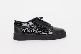 Ausgefallener Designer Sneaker mit Totenkopf und Nieten Sneaker