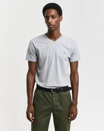 T-Shirt SLIM SHIELD V-NECK T-SHIRT mit einer kleinen Logostickerei auf der Brust