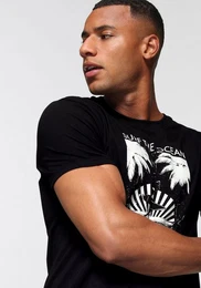 T-Shirt kurzrmelig, schmal geschnitten, mit Logodruck, aus Single Jersey