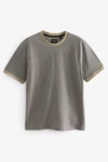 Next T-Shirt mit geometrischem Muster Beige/Braun/Dunkelgrün/Khaki/Grau