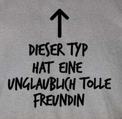Shirtracer T-Shirt Dieser Typ hat eine unglaublich tolle Freundin Valentinstag Partner Liebe Lila/Grau/Braun