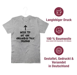 Shirtracer T-Shirt Dieser Typ hat eine unglaublich tolle Freundin Valentinstag Partner Liebe Lila/Grau/Braun