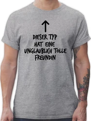 Shirtracer T-Shirt Dieser Typ hat eine unglaublich tolle Freundin Valentinstag Partner Liebe Lila/Grau/Braun
