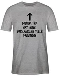 Shirtracer T-Shirt Dieser Typ hat eine unglaublich tolle Freundin Valentinstag Partner Liebe Lila/Grau/Braun