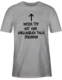 Shirtracer T-Shirt Dieser Typ hat eine unglaublich tolle Freundin Valentinstag Partner Liebe Lila/Grau/Braun