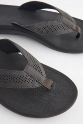 Next Bequemer Zehentrenner Badepantolette (1) 