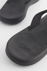 Next Bequemer Zehentrenner Badepantolette (1) 