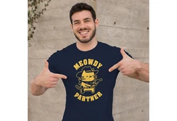 MoonWorks Herren T-Shirt Meowdy Partner Meme Cowboy Katze Dunkelblau/Rot/Blau/Weiß/Lila/Braun/Gelb