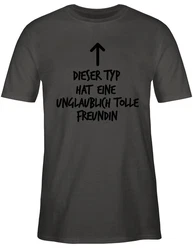 Shirtracer T-Shirt Dieser Typ hat eine unglaublich tolle Freundin Valentinstag Partner Liebe Braun/Lila/Beige