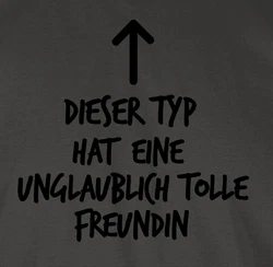 Shirtracer T-Shirt Dieser Typ hat eine unglaublich tolle Freundin Valentinstag Partner Liebe Braun/Lila/Beige