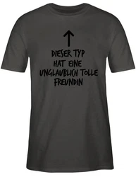 Shirtracer T-Shirt Dieser Typ hat eine unglaublich tolle Freundin Valentinstag Partner Liebe Braun/Lila/Beige