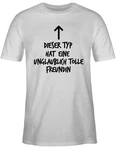 Shirtracer T-Shirt Dieser Typ hat eine unglaublich tolle Freundin Valentinstag Partner Liebe Lila/Grau/Beige/Braun
