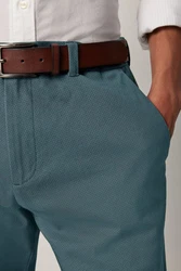 Next Weiche Slim Fit Chinohose mit Gürtel und Print 