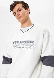 Sweatshirt V-Kragen Mit Aufdruck