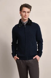Strickjacke mit unechtem Fellkragen