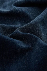 Next Straight-Jeans Authentische Straight Fit Jeans mit Gürtel Dunkelblau/Blau/Hellblau