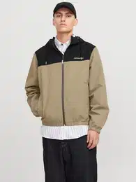 Blouson JJELEGACY LIGHT JACKET HOOD NOOS mit Logo Schriftzug