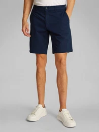 Chinoshorts MODERN TWILL SLIM CHINO SHORT mit Logo-Patch