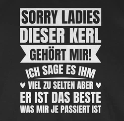 Shirtracer T-Shirt Sorry Ladies! Dieser Kerl gehört mir Schwarz/Lila/Beige